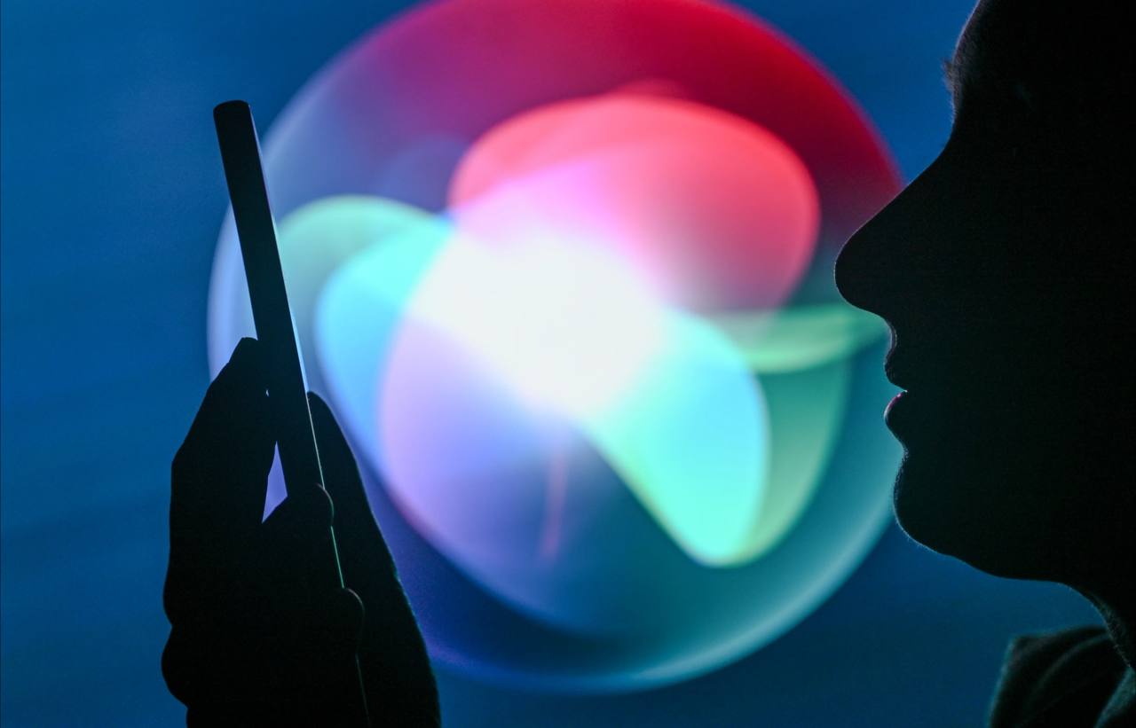 Apple is exploring a partnership with Google to integrate a custom version of Gemini AI into a revamped Siri, aiming to improve its context understanding and multi-step task capabilities by 2026. Apple is testing its own AI models (Linwood) against external options (Glenwood), including Gemini, Anthropic’s Claude, and OpenAI’s ChatGPT. The market reacted positively, with Alphabet shares rising ~3–3.7% and Apple’s ~1.4–1.6%. This move suggests Apple acknowledges Siri’s lag in generative AI and may rely on external tech to catch up.